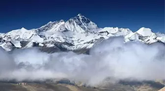 Everest'e tırmanan iki dağcı, 'kar körlüğü ve yorgunluk' nedeniyle yaşamını yitirdi