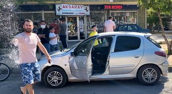 Kazaya karışan maskesiz sürücü kameramana su atıp, küfredip yumrukladı