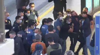 Son Dakika: Haramidere'de metrobüsü rehin alan şahıs, araçtan indirilerek gözaltına alındı