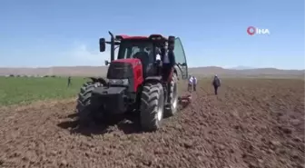 Aksaray Valisi çiftçiler günü için tarım arazilerini ziyaret etti; tarla sürdü, çapa yaptı