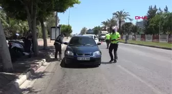 ANTALYA KISITLAMADAN MUAF VATANDAŞ, POLİS EKİPLERİNE BAKLAVA DAĞITTI