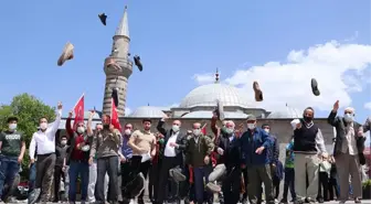 İsrail'in insanlık dışı saldırılarını protesto eden cemaat, cami önünde ayakkabı fırlattı