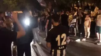 Beşiktaşlı taraftarlar şampiyonluğu kutladı (5)