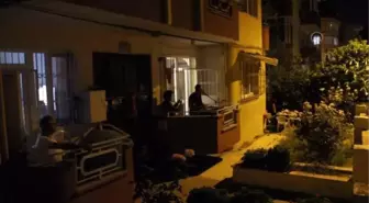 Bir müzisyen evinin balkonundan mahalleye konser verdi