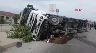 KIRMIZI IŞIKTA GEÇEN TAKSİYE ÇARPAN TIR, KALDIRIMDAKİ YAYALARIN ÜZERİNE DEVRİLDİ: 2 ÖLÜ, 5 YARALI