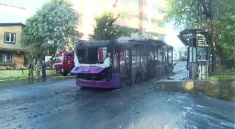 Sarıyer'de park halindeki otobüste çıkan yangın söndürüldü