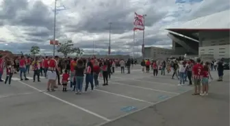 Atletico Madridli taraftarlar stadyum dışından takımlarına destek verdi