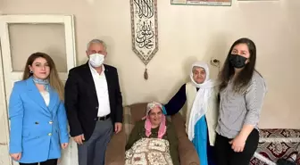 Başkan Özbek'ten yılın annesine ziyaret