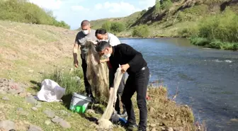 Erciş'te kaçak avlanılan canlı inci kefalleri suya geri bırakıldı