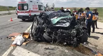 KIRIKKALE'DE OTOMOBİL TIR'A ÇARPTI: 1 ÖLÜ, 2 YARALI