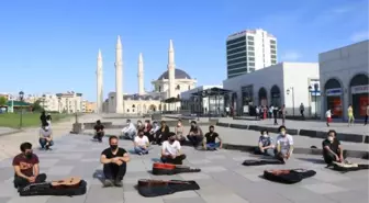 ŞANLIURFA'DA MÜZİSYENLER, SESSİZ OTURMA EYLEMİ YAPTI