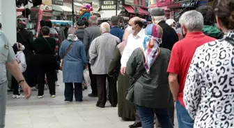 Yasağın kalktığı ilk günde yine aynı görüntüler! Borçlarını ödemek isteyenler uzun kuyruklar oluşturdu