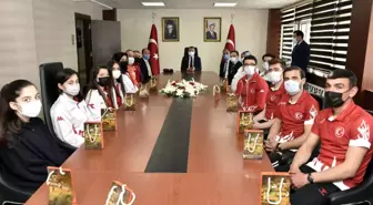 Gümüşhane Valisi Taşbilek, milli sporcuları kabul etti