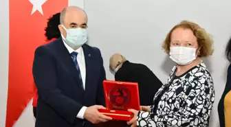 Samsun Valisi Dağlı emekli olan hemşirelere plaket verdi