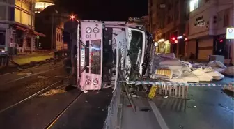 Virajı alamayan kamyon tramvay yoluna devrildi, 1 kişi yaralandı