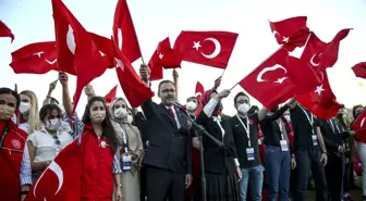 Bakan Kasapoğlu, gençler ile bir araya gelerek İstiklal Marşı'nı okudu