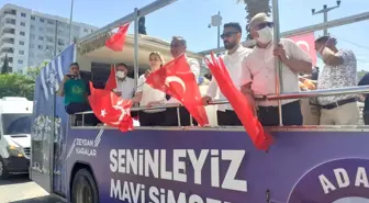 Belediye başkanı üstü açık otobüsle çocuklara bayrak ve oyuncak dağıttı