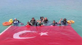 Deniz'de 30 metrelik Türk bayrağı açıp, temizlik yaptılar