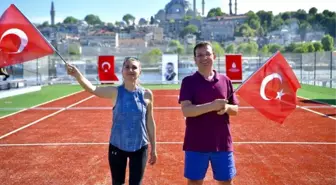 Ekrem İmamoğlu, 19 Mayıs'ı eşiyle birlikte Haliç üstünde tenis oynayarak kutladı