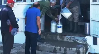 Gelibolu'da vatandaşlara 2 bin 200 litre ücretsiz süt dağıtıldı