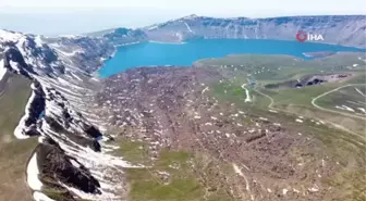 Nemrut Krater Gölü'nün doğusunda kış, batısında ise bahar havası yaşanıyor