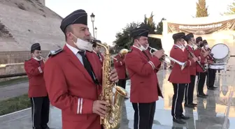 Bando eşliğinde istiklal marşını okudular