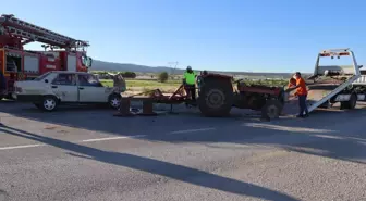 Burdur'da otomobille traktörün çarpışması sonucu 2 kişi yaralandı