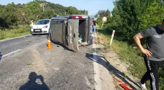 Hafif ticari araç takla attı: 2 yaralı