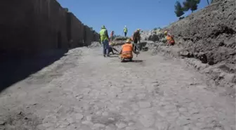 AMİDA HÖYÜK'TEKİ ROMA SARAYI'NIN 'KRAL YOLU' GÜN YÜZÜNE ÇIKARILDI