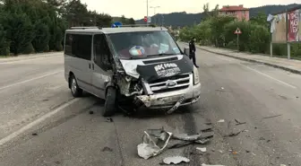 Ankara'da minibüs otomobille çarpıştı: 3 yaralı