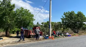 İzmir'de elektrik direğine çarpan kamyondaki 2 kişi yaralandı