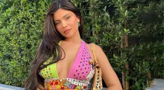 Peş peşe bikinili pozlarını paylaşan Kylie Jenner, saatler içinde rekor beğeniye ulaştı