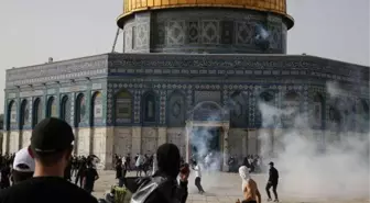 Son Dakika! İsrail polisi ateşkese rağmen cuma namazı sonrası Mescid-i Aksa'daki cemaate ses bombalarıyla saldırdı