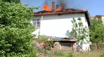 Yangında müstakil evin çatısı kullanılamaz hale geldi