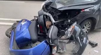 Otomobille motokurye kafa kafaya çarpıştı