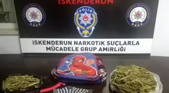 Son dakika haberi... Polisi fark eden şahsın attığı okul çantasından 617 gram esrar çıktı