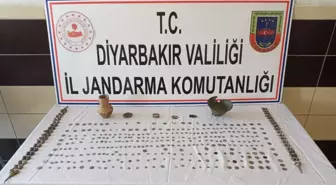 Son dakika haberi | Diyarbakır'da tarihi eser kaçakçılığı operasyonu: 328 eseri 65 bin dolara satmaya çalışırken yakalandılar