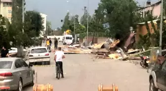 Iğdır'da fırtına ev ve iş yerlerinin çatılarını uçurdu