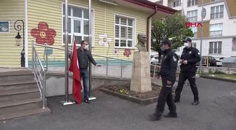 SİVAS ANANAOKULU BAHÇESİNDEKİ DİREKTEN DÜŞEN BAYRAĞI EVİNİN BALKONUNA ASTI