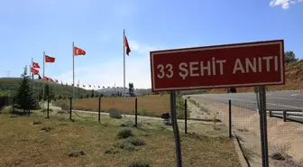 Usta birliklerine giderken PKK'lı teröristlerce şehit edilen sivil ve silahsız 33 asker anılıyor