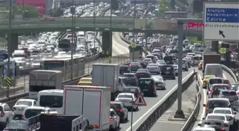 İstanbul'da öğle saatlerinde trafik yoğunluğu: yüzde 63