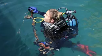 Kaş ilçesinde dalgıçlar deniz dibi temizliği için daldı