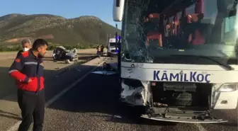 ISPARTA'DA YOLCU OTOBÜSÜ VE HAFİF TİCARİ ARAÇ ÇARPIŞTI 4 YARALI