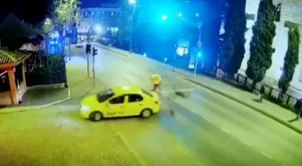 Taksiye çarpan motosikletli havada takla attı, o anlar kamerada