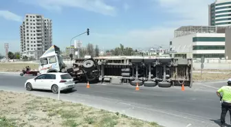 Tarsus'ta konteyner yüklü tır devrildi