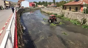 Sivas'ta Tecer Irmağı'nın yatağında temizlik çalışması yapıldı