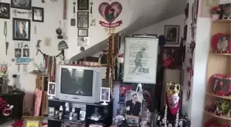 Atatürk'e sevgilerini evlerinin odalarında sergiledikleri posterlerle yaşatıyorlar