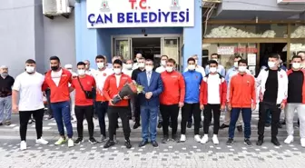 Çan Belediyesi güreş kulübü pehlivanları davul zurna ile karşılandı