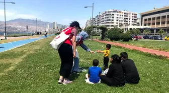 Genç Kızılay Gönüllüleri Çocuklara Kutu Süt Dağıttı