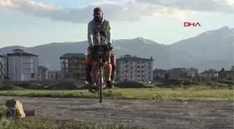 HAKKARİ İSVİÇRELİ TURİST 7 BİN KİLOMETRE PEDAL ÇEVİRİP HAKKARİ'YE ULAŞTI